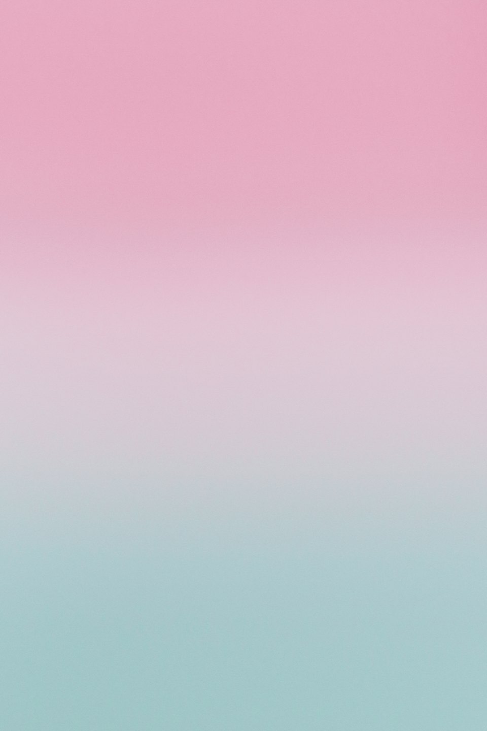 Pastelowy róż przechodzący w jasnoniebieski abstrakcyjny gradient tła.